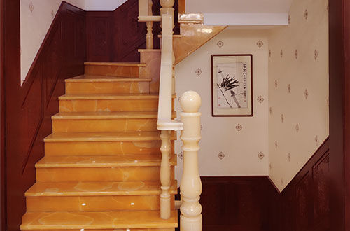 石龙镇中式别墅室内汉白玉石楼梯的定制安装装饰效果