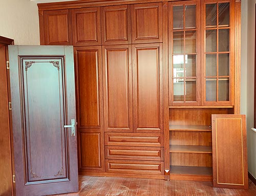 石龙镇中式家庭装修里定制的实木衣柜效果图